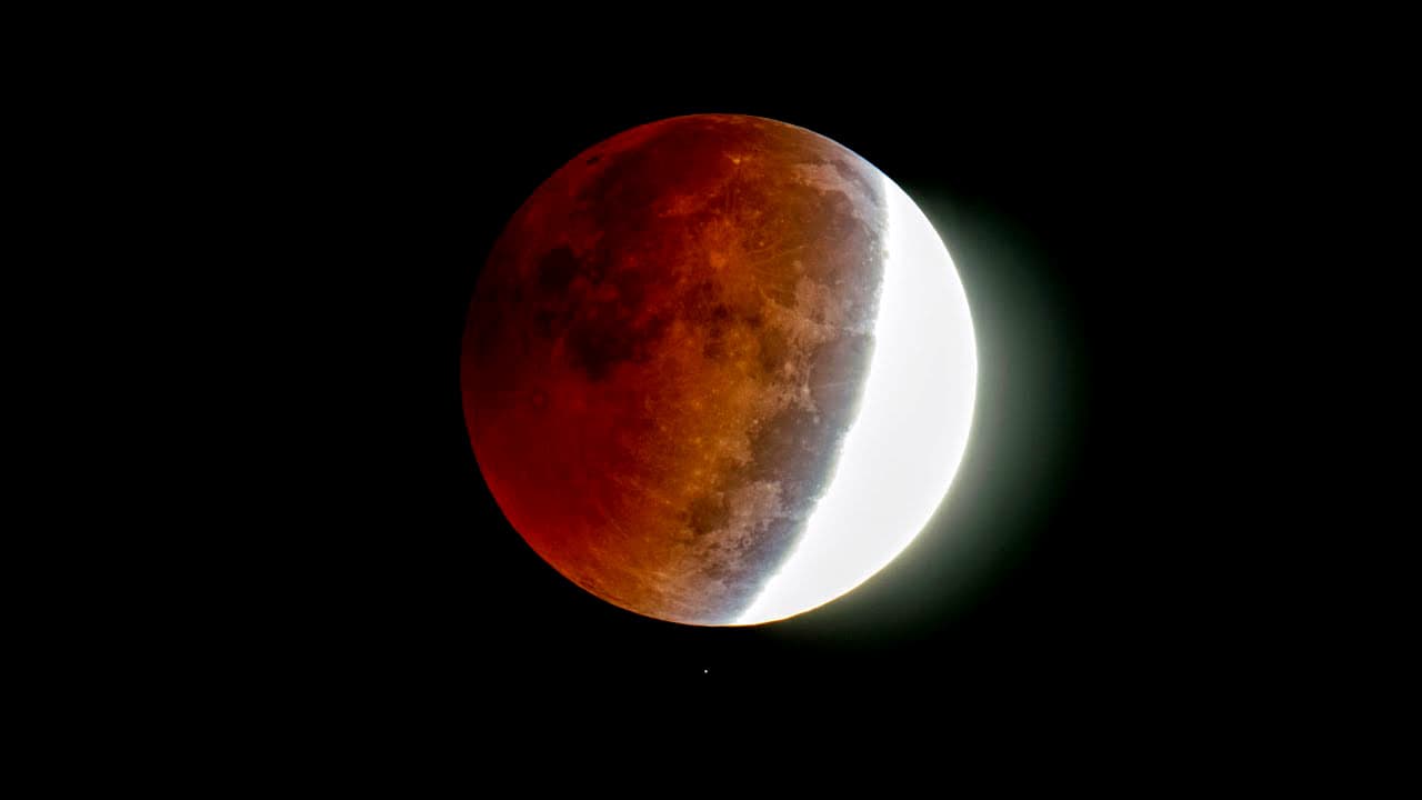 Chandra Grahan 2020: कब लग रहा है चंद्र ग्रहण, जानें तारीख, समय, सूतक काल और इस ग्रहण का प्रभाव...