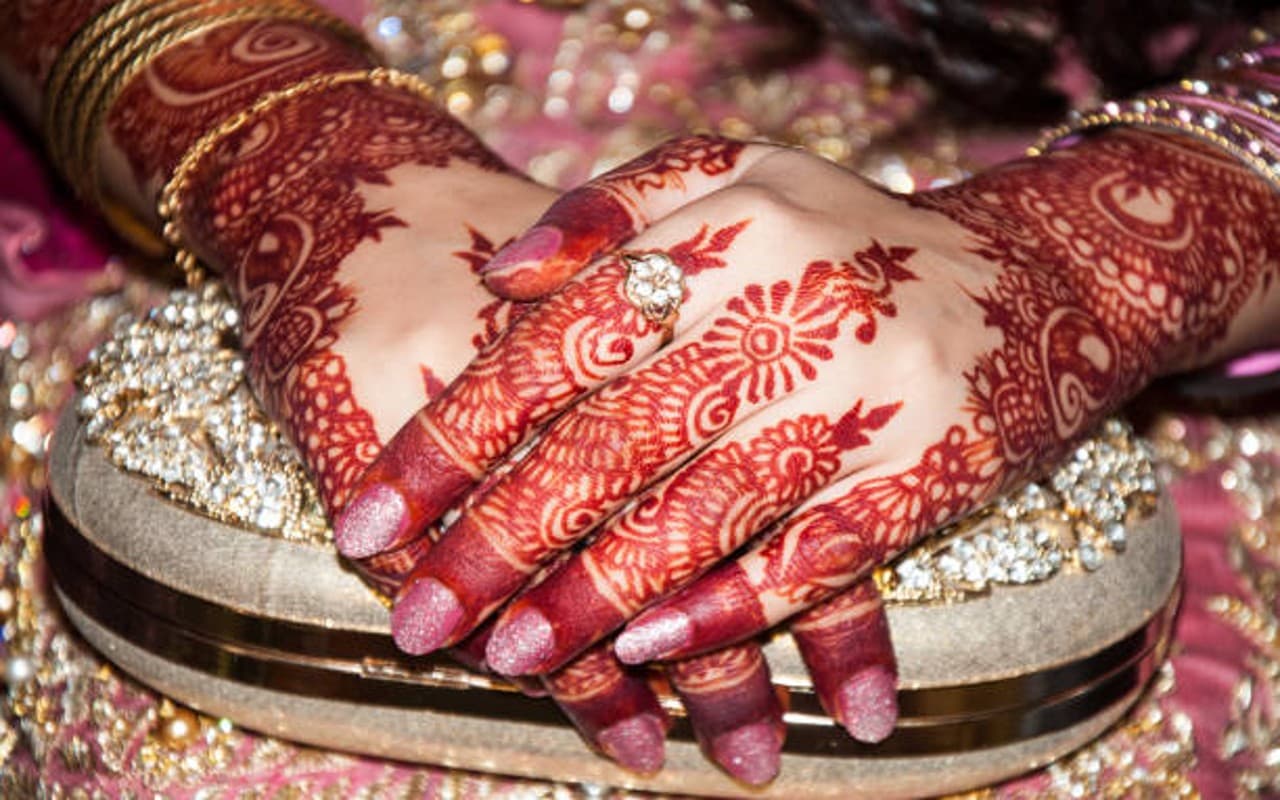 Tips to Darken your Bridal Mehendi: अपनी ब्राइडल मेहंदी को डार्क करने के कुछ आसान टिप्स, आजमा कर देखें Tips to Darken your Bridal Mehendi: अपनी ब्राइडल मेहंदी को डार्क करने के कुछ आसान टिप्स, आजमा कर देखें