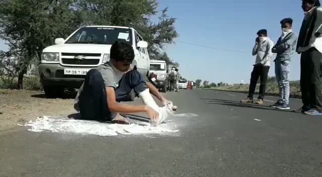 लॉकडाउन : 200 KM दूर अपने गांव पैदल जाने के लिए शख्स ने रोड पर बैठ खुद काटा पैर का प्लास्टर, देखें ये भावुक वीडियो