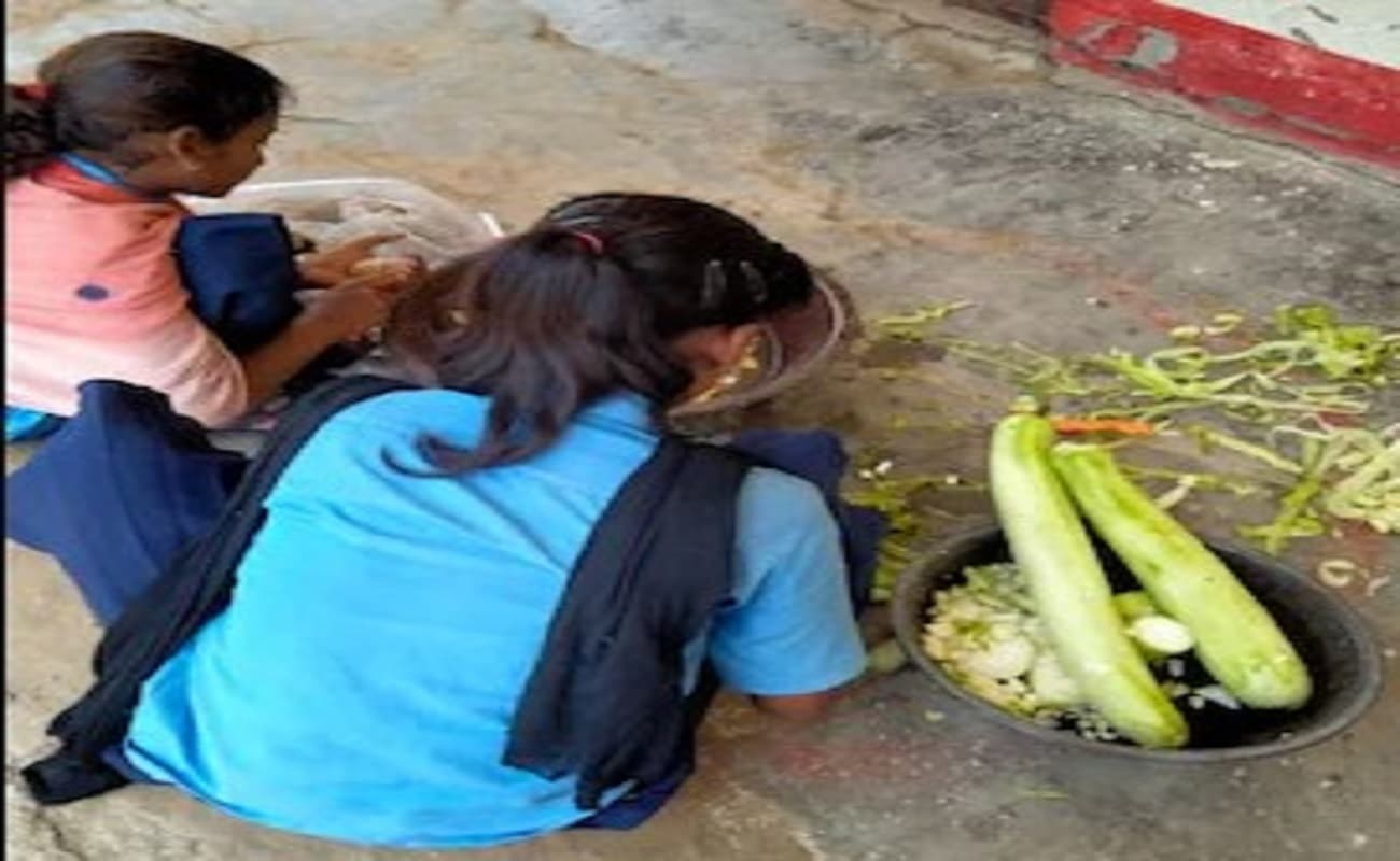 मिड डे मील: जहानाबाद के स्कूल में बच्चियों ने बनवाया जाता है मिड डे मील का खाना
