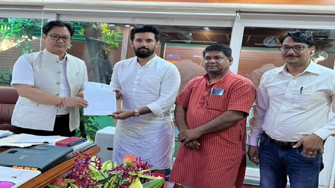 Bihar Politics: कानून मंत्री से मिले सांसद चिराग पासवास, लोहारों को अनुसूचित जाति से हटाने का किया विरोध