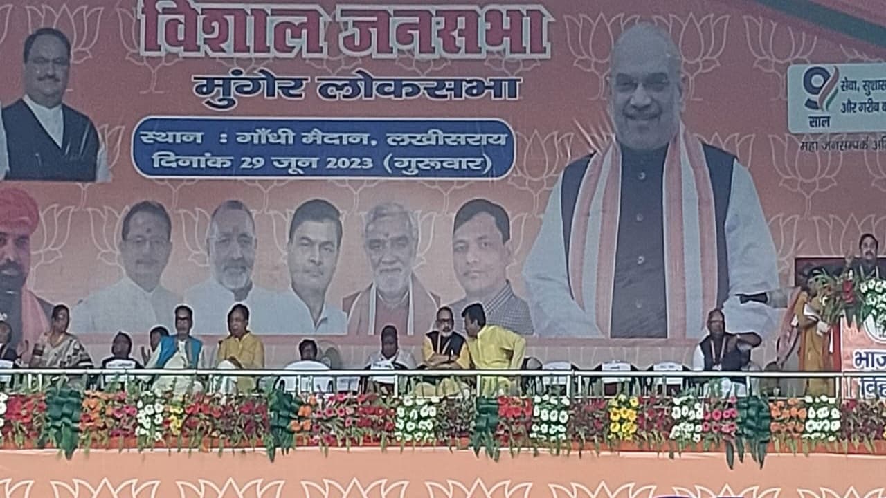 Amit Shah Rally: केंद्रीय गृह मंत्री अमित शाह पहुंचे बिहार, भाजपा नेताओं ने किया भव्य स्वागत, देखें तस्वीरें