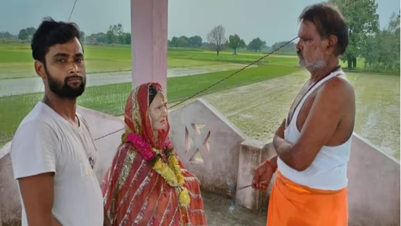 यूपी के फतेहपुर में पत्नी प्रेम का मिशाल बना पति, पहले मूर्ति फिर बना दिया मंदिर, खुद करते पूजा-पाठ