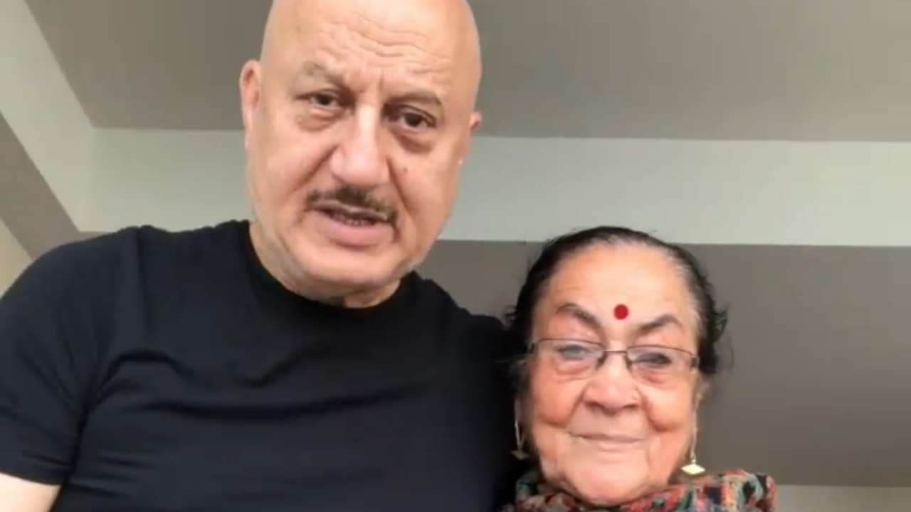 अनुपम खेर ने दिया मां का हेल्थ अपडेट, वीडियो पोस्ट कर बताया- कैसी है हालत