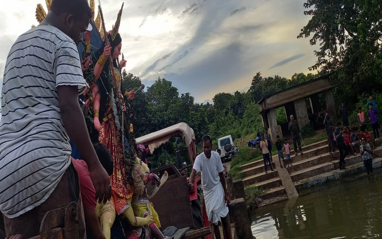 Vijayadashami 2022: मंगलकामना और नम आंखों के साथ मां दुर्गा की हुई विदाई, श्रद्धापूर्वक मना दशहरा