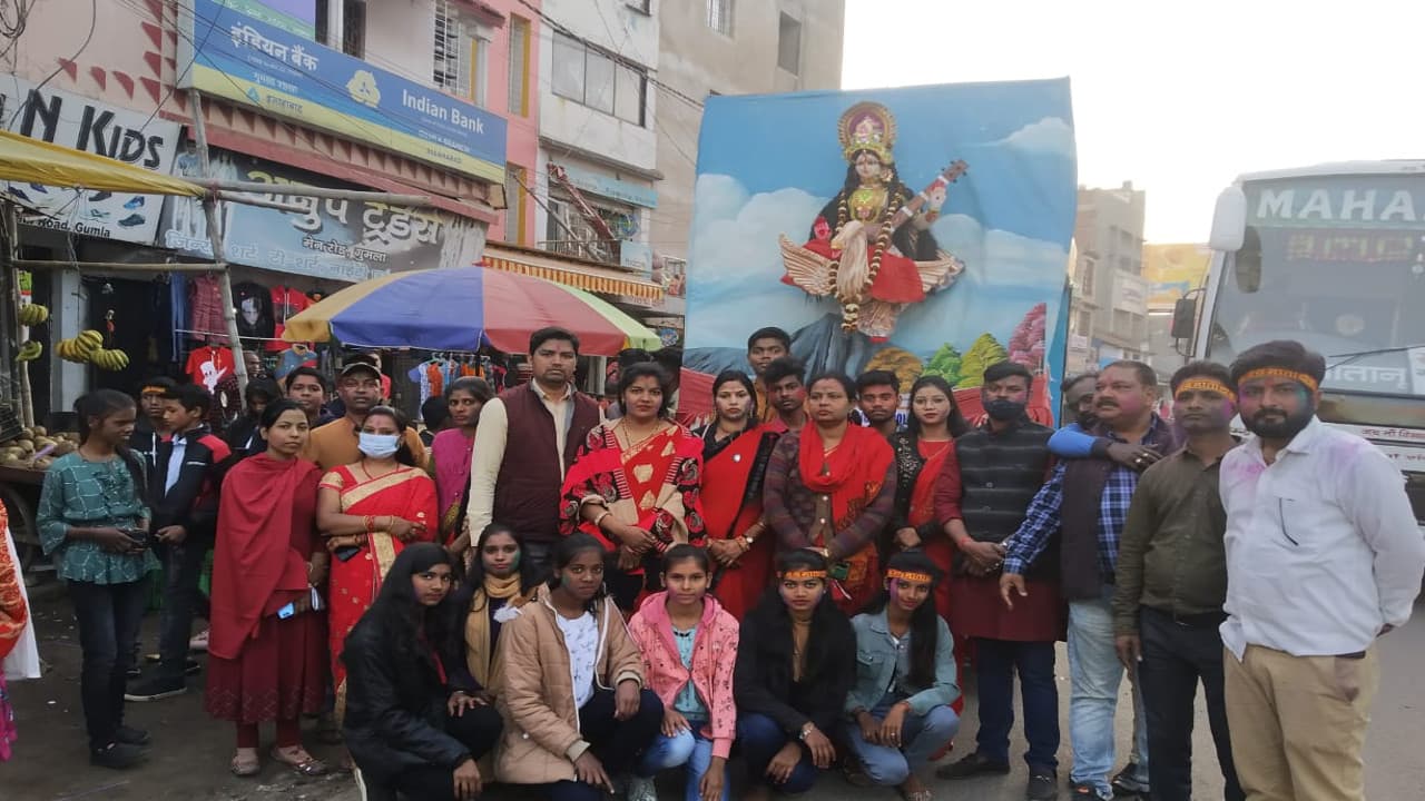 अबीर गुलाल के साथ नम आंखों से मां सरस्वती की विदाई, नदी और तालाबों में प्रतिमा का हुआ विसर्जन