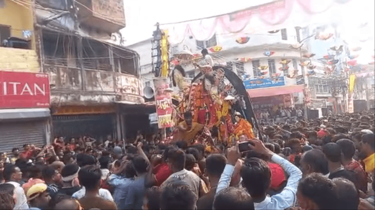 बिहार के इस शहर में कई दशकों से चली आ रही है अनोखी परंपरा, कंधे के जरिए किया जाता है दुर्गा माता का विसर्जन..