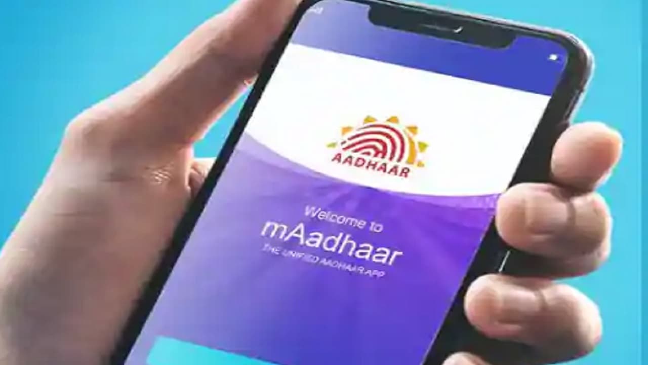 mAadhaar App को मोबाइल में ऐसे करें डाउनलोड, आसानी से हो जाएंगे आधार कार्ड से जुड़े ये काम