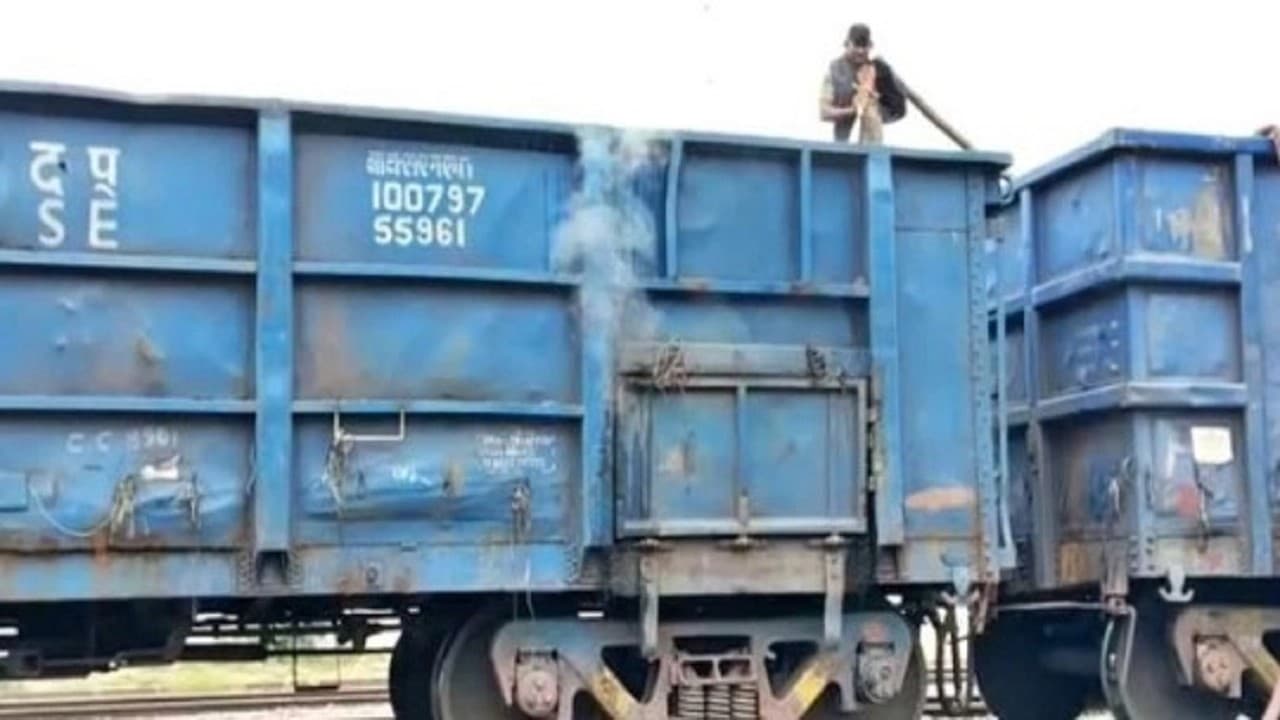 झारखंड: ड्राइवर ने रोक दी मालगाड़ी, कहा : ज्यादा ड्यूटी कर ली, आगे नहीं जाऊंगा, रेलवे ट्रैक 45 मिनट तक जाम