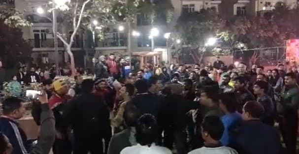 UP News: न्यू ईयर की पार्टी में हुआ बवाल, सेल्फी के लिए महिलाओं के साथ जबरदस्ती, विरोध करने पर मारपीट