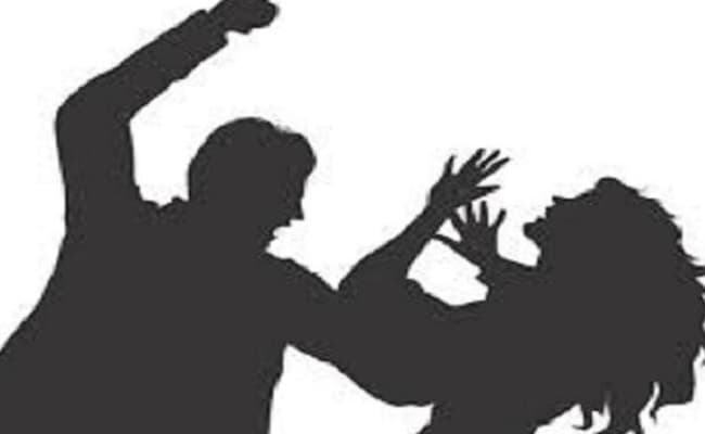 कोर्ट के बाहर पति ने पत्नी की कर दी पिटाई, जनिए क्या था मामला...