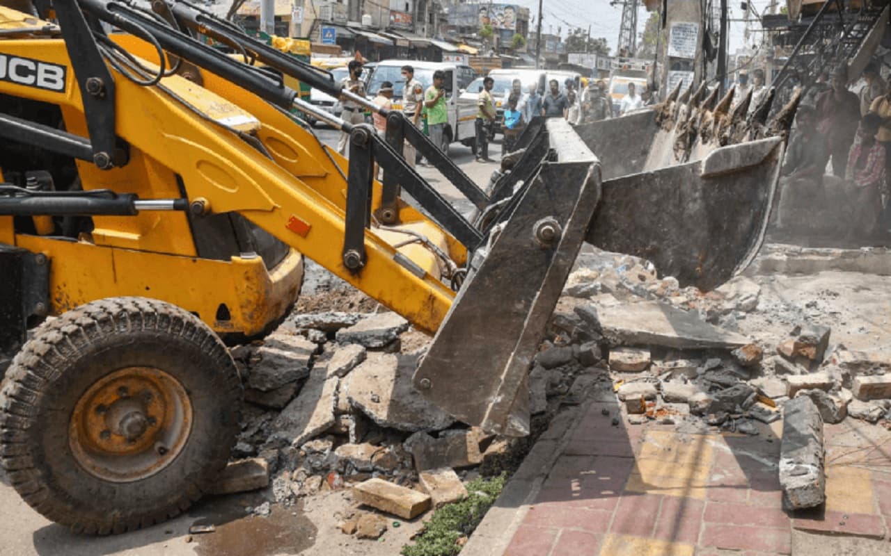 Madrasa Demolished in Assam: असम में जिहादी गतिविधि के विरोध में स्थानीय लोगों ने मदरसे को किया ध्वस्त