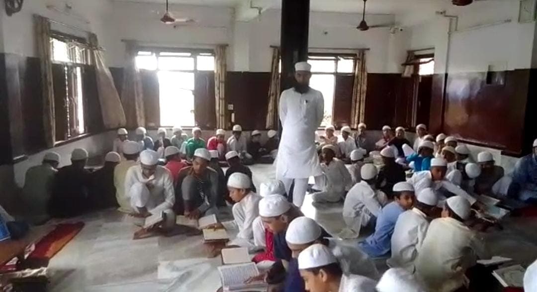 UP News: मदरसों में विदेशी फंडिंग-जुर्माना पर सियासत, बोर्ड के अध्यक्ष बोले- कार्रवाई के साथ रिपोर्ट आए सामने