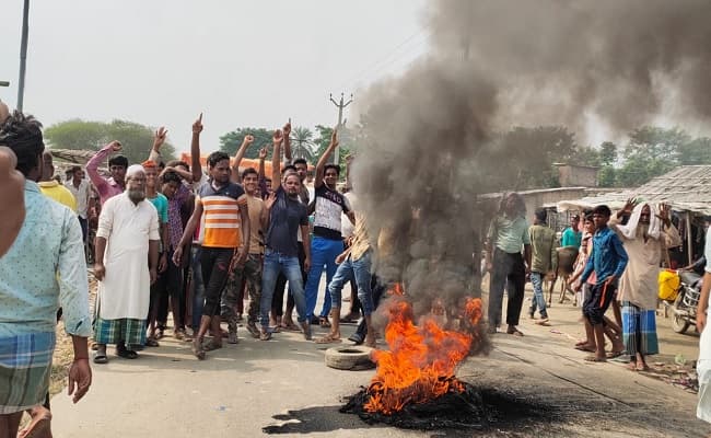 बिजली की समस्या को लेकर भड़के लोग एनएच-106 पर उतरे, आगजनी कर जताया विरोध