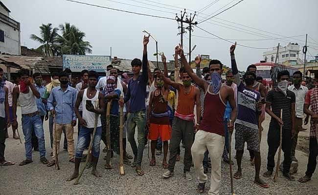 भोजन नहीं मिलने पर क्वाॅरेंटिन सेंटरों से बाहर निकले 972 प्रवासी मजदूर, काटा बवाल, बोले- इतना खाना में 10 आदमी का भी नहीं भर सकता पेट