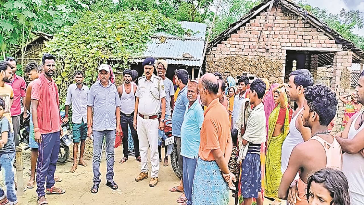 Bihar: मधेपुरा में वार्ड सदस्य के घर में भोज खाते ही बिगड़ी 20 लोगों की तबीयत, मजदूर की मौत