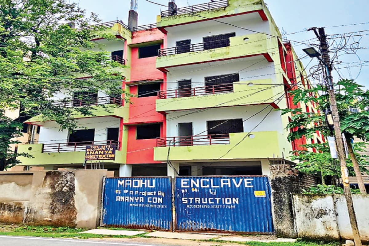 मधु इनक्लेव अपार्टमेंट की कहानी: बुकिंग के 9 साल बाद भी नहीं मिला फ्लैट, रेरा के आदेश का भी नहीं हुआ पालन