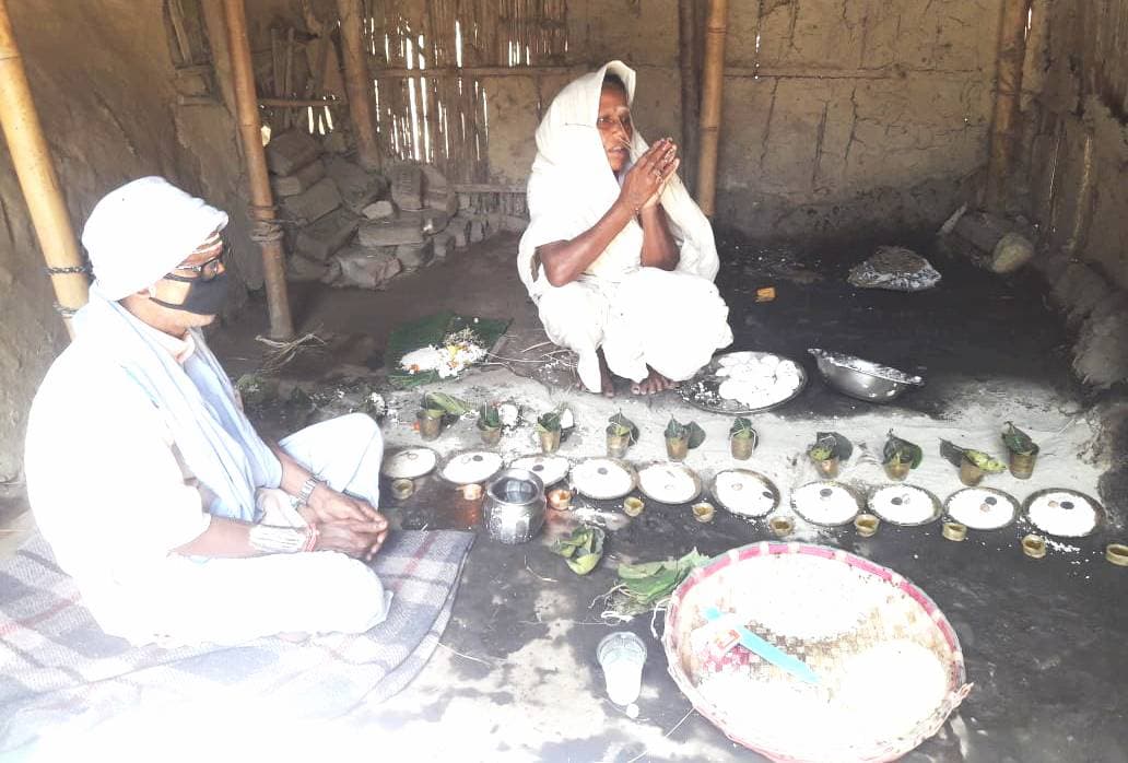 Lockdown in Bihar : पति को मुखाग्नि के बाद कौशल्या ने पढ़े मंत्र, द्वादशा पर किया पिंडदान, गांव नहीं पहुंच सके दोनों पुत्र