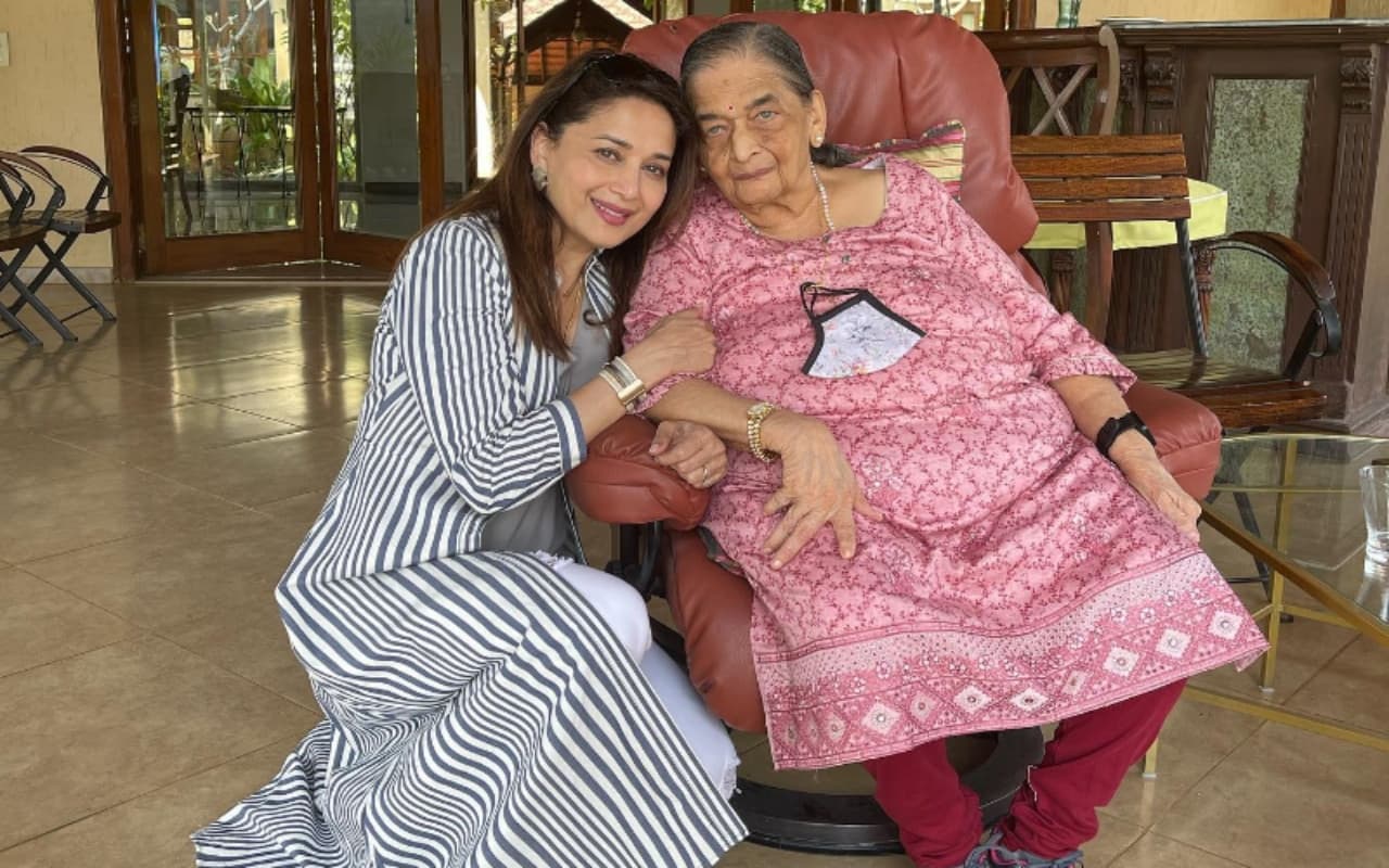 माधुरी दीक्षित को सता रही मां की याद, तस्वीर शेयर कर लिखा भावुक पोस्ट, बोलीं- आज सुबह उठी तो...