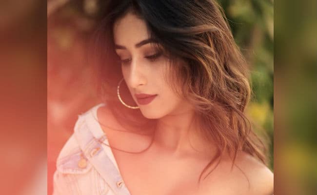 Kumkum Bhagya: शो में मायरा मिश्रा की हो सकती है इंट्री, टॉपलेस फोटो से बटोर चुकी हैं सुर्खियां