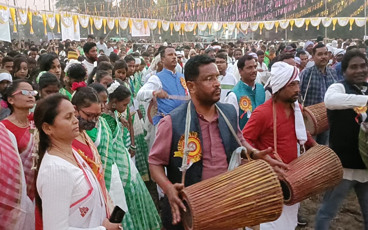 पश्चिमी सिंहभूम में धूमधाम से मनाया गया मागे पर्व, विधायक दशरथ गागराई ने मांदर की थाप पर लोगों को झूमाया