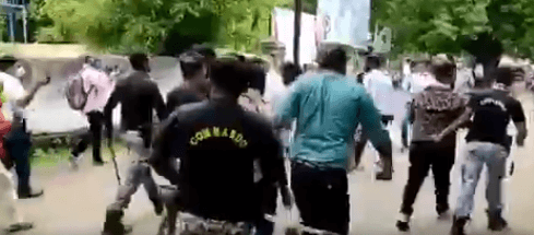 महाराष्ट्र में फीस कम करने की मांग कर रहे ABVP के छात्रों को पुलिस ने पीटा, वीडियो आया सामने