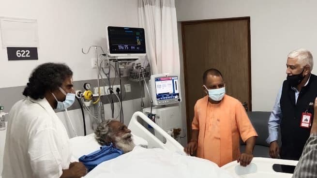 UP News: सीएम योगी पहुंचे मेदांता अस्पताल, महंत नृत्य गोपाल दास के स्वास्थ्य की ली जानकारी