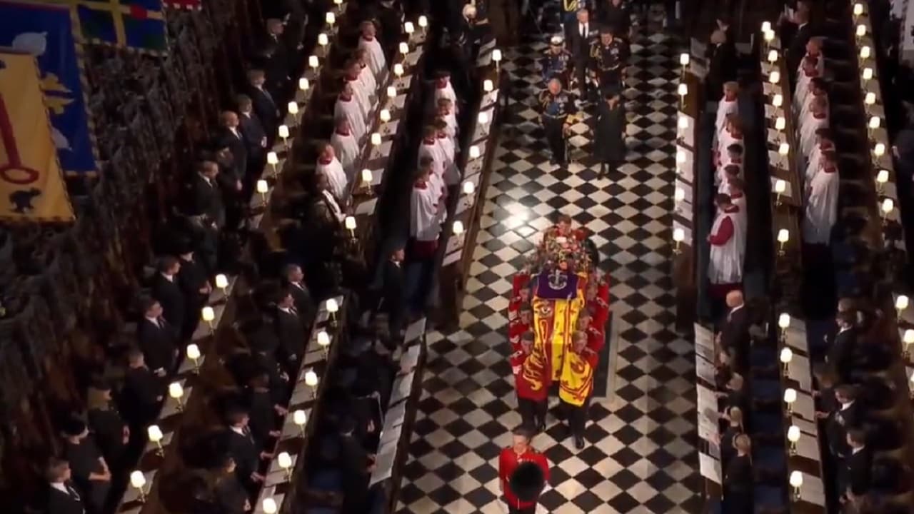 Queen Elizabeth Funeral: महारानी को आखिरी विदाई! ताबूत वाले वाहन ने विंडसर कैसल के लिये आरंभ की यात्रा