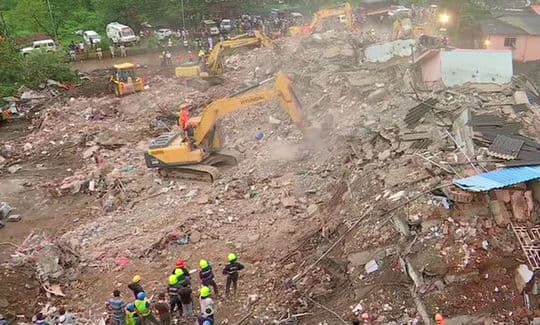 महाराष्ट्र : ताश के पत्तों की तरह ढह गई महज दस साल पुरानी इमारत, वीडियो वायरल, दो की मौत