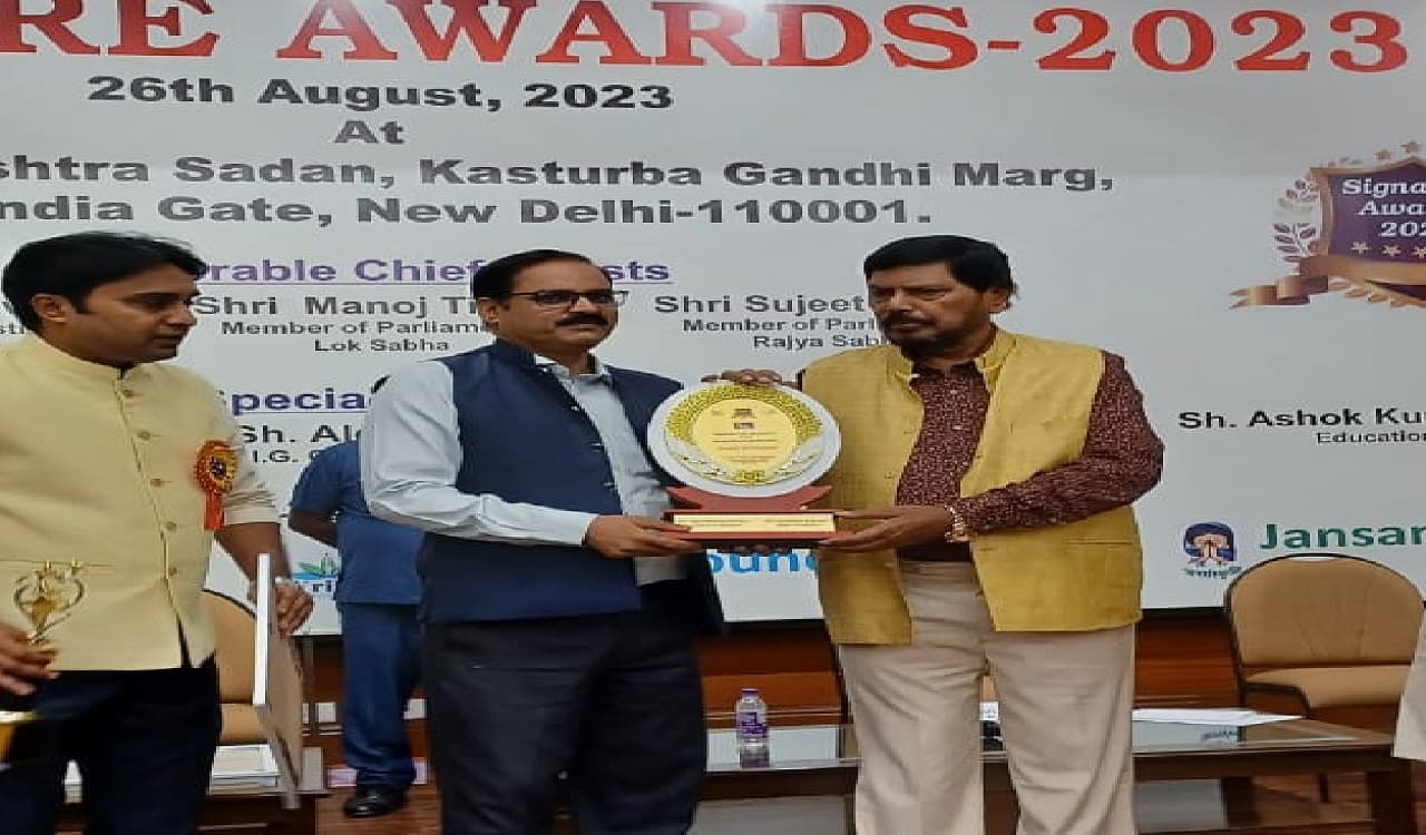 रामदास आठवले और मनोज तिवारी ने 50 से अधिक लोगों को सिग्नेचर अवार्ड 2023 से किया सम्मानित