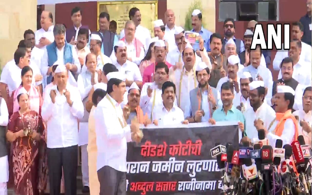 महाराष्ट्र: विधान भवन के बाहर विपक्षी नेताओं का सरकार के खिलाफ प्रदर्शन, अनियमितता और भ्रष्टाचार का आरोप