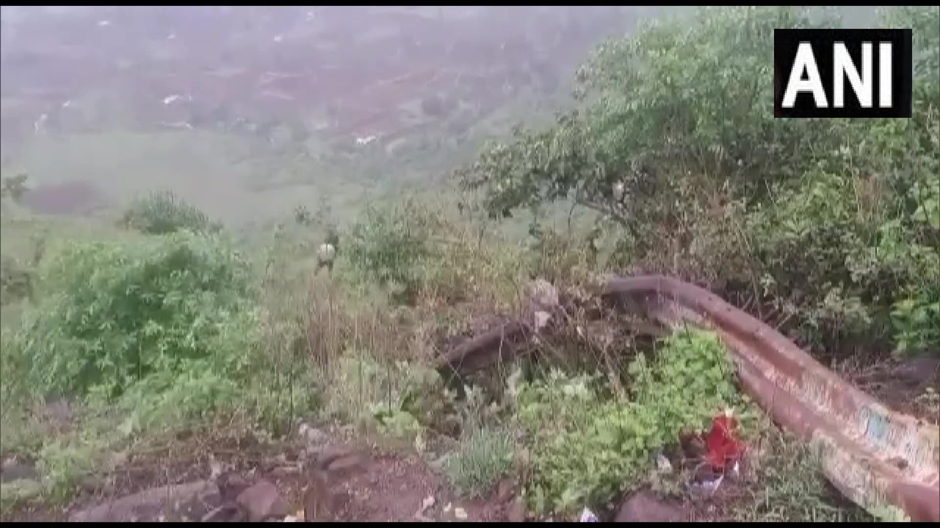 महाराष्ट्र के समृद्धि एक्सप्रेस-वे पर फिर हादसा, बस ने ट्रक को मारी टक्कर, 4 की हालत गंभीर