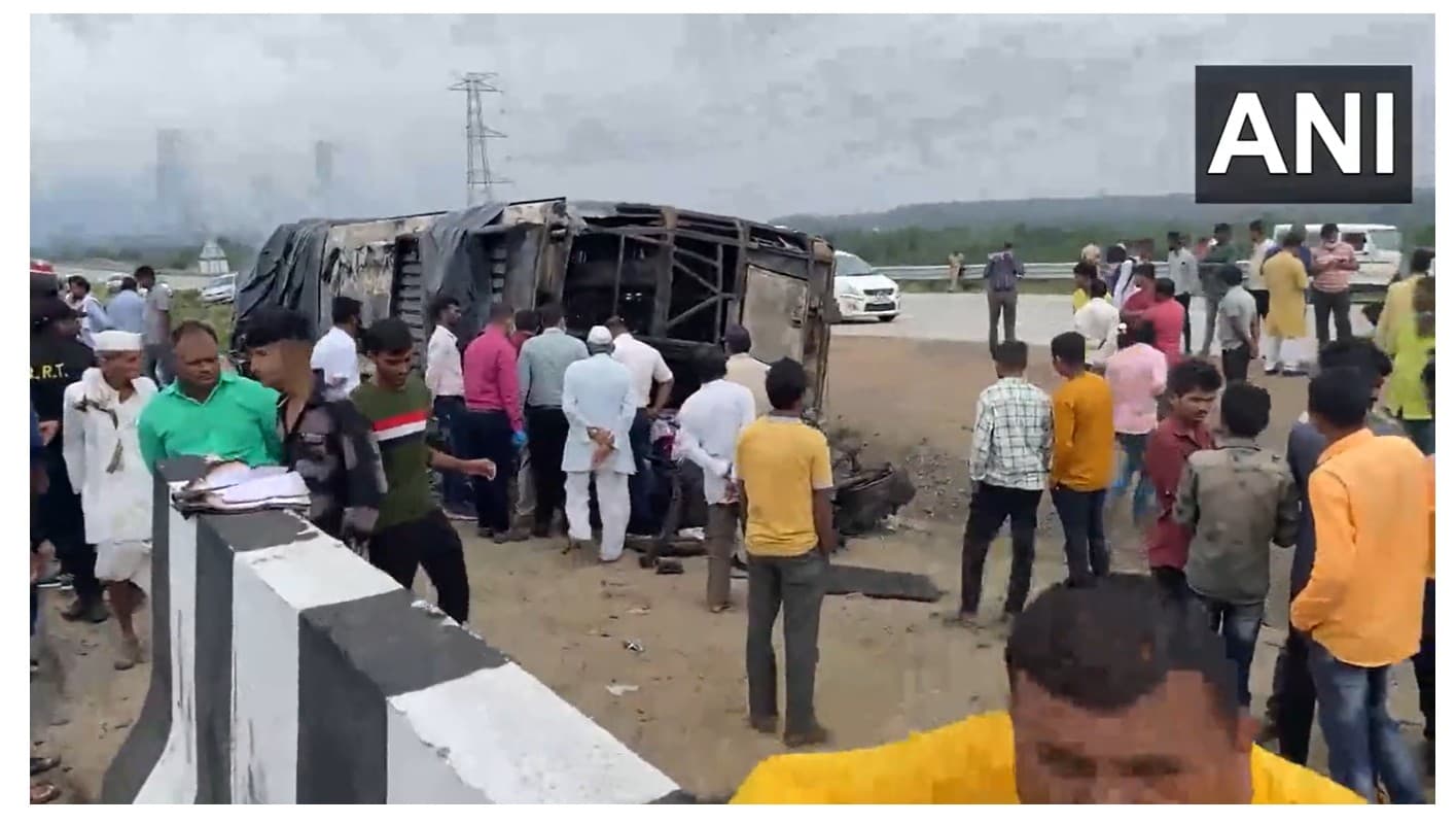 बुलढाणा हादसा: महाराष्ट्र बस दुर्घटना में जिंदा जले 26 लोग, डिवाइडर से टकराने के बाद धधक उठी बस, देखें वीडियो
