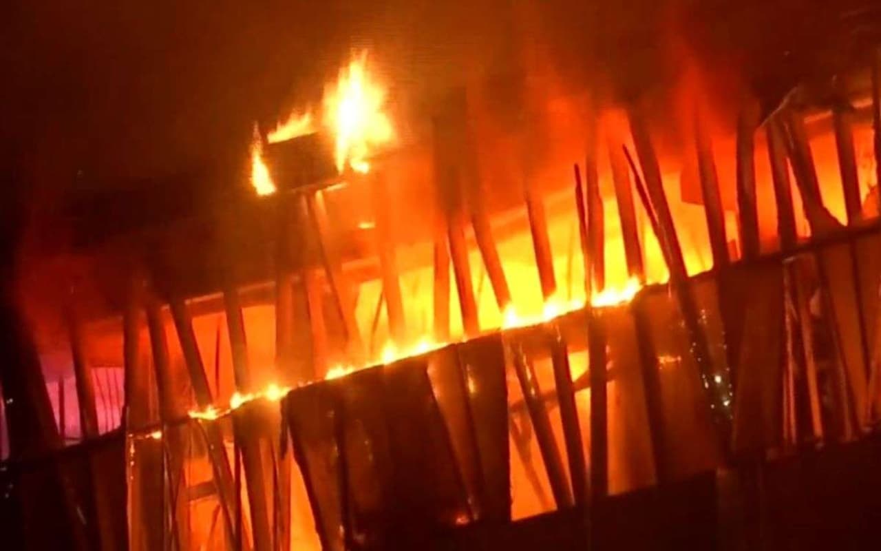 Mumbai: ओरियन बिजनेस पार्क और और सिने वंडर मॉल में लगी भीषण आग, कई गाड़ियां जलकर तबाह