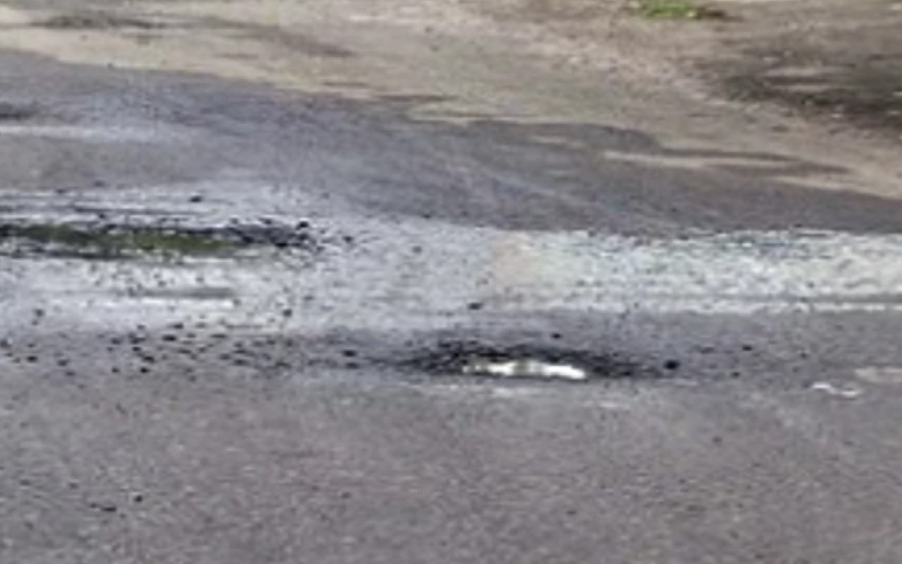 Republic Day 2023: सड़क नहीं बनी तो गणतंत्र दिवस समारोह के लिए लगाये गये मंच पर ग्रामीणों ने किया कब्जा