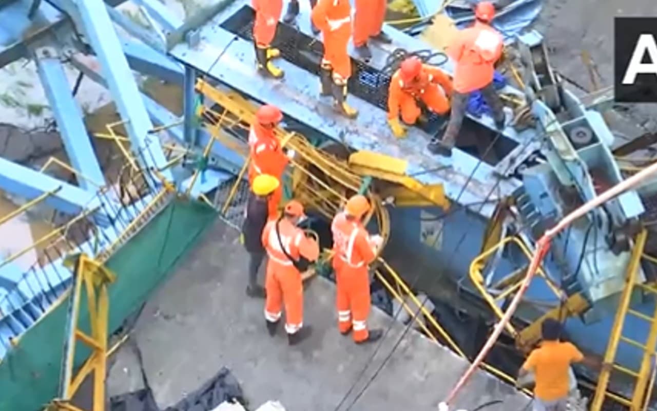 महाराष्ट्र के ठाणे में बड़ा हादसा, पुल निर्माण के वक्त गर्डर लॉन्चिंग मशीन गिरने से 16 की मौत