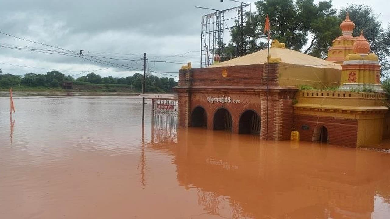 Maharashtra Rain: महाराष्ट्र के कई हिस्सों में भारी वर्षा, गढ़चिरौली में 3 लापता, मुंबई में मध्यम बारिश