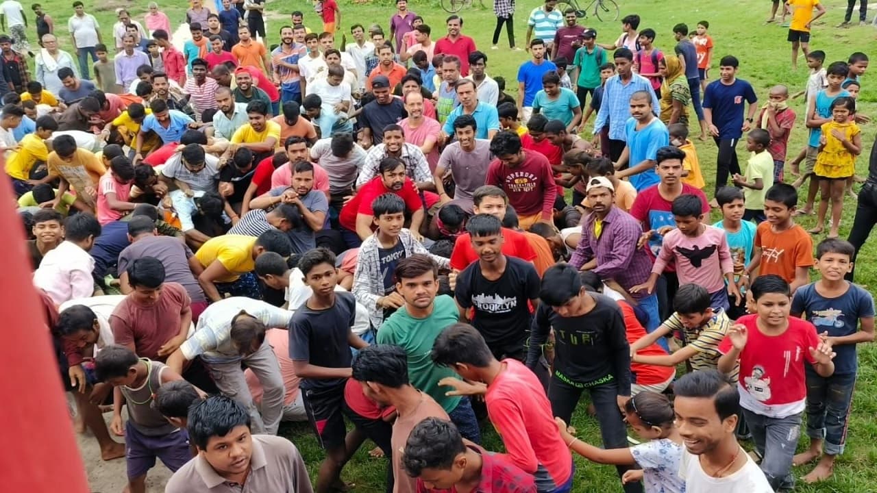 PHOTOS: भागलपुर के मंदिर में 16 दिनों वाली दुर्गा पूजा शुरू, यहां कौड़ी लूटने जुटती है भीड़, देखिए फोटो..