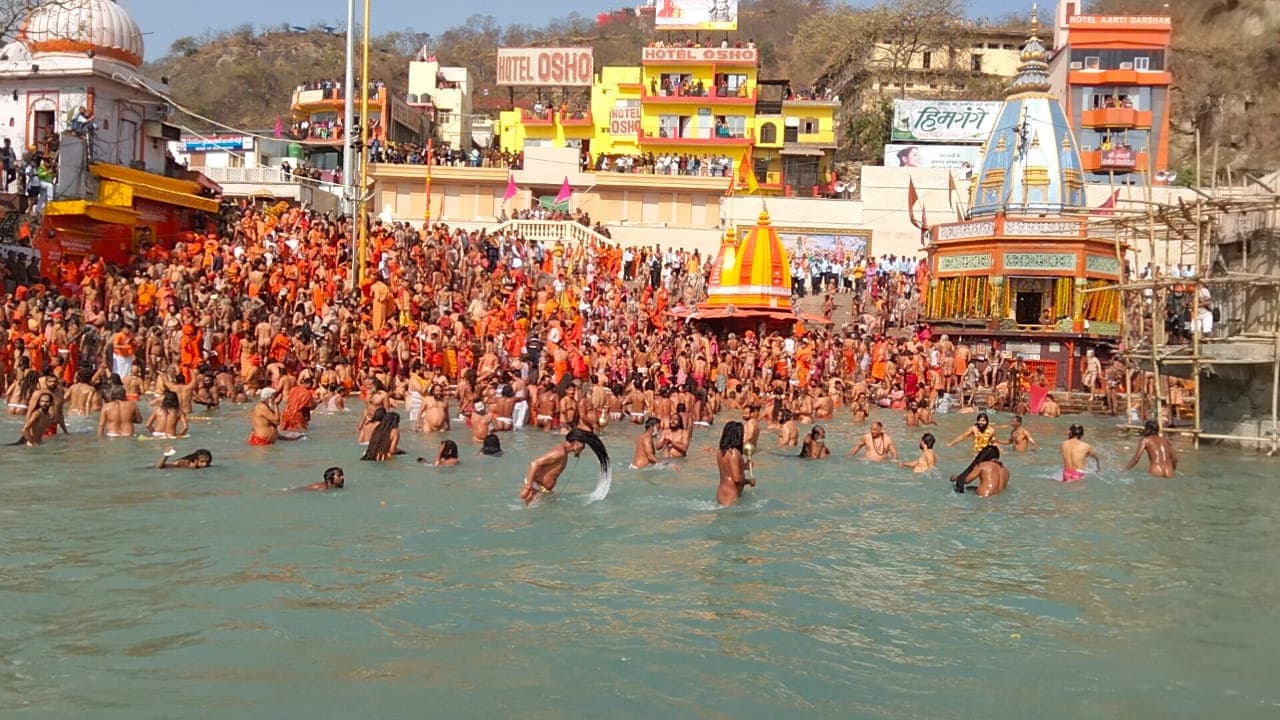 Mahashivratri Khumb Mela 2021: हरिद्वार में उमड़ा श्रद्धालुओं का सैलाब, शाम साढ़े छह बजे तक चलेगा शाही स्नान