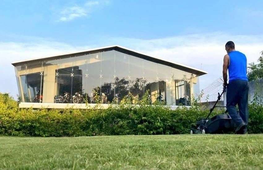 इस आलीशान घर में रहते हैं धौनी, 'कैलाशपति' में इंडोर स्टेडियम से लेकर स्वीमिंग पूल तक सब है मौजूद, देखें VIDEO