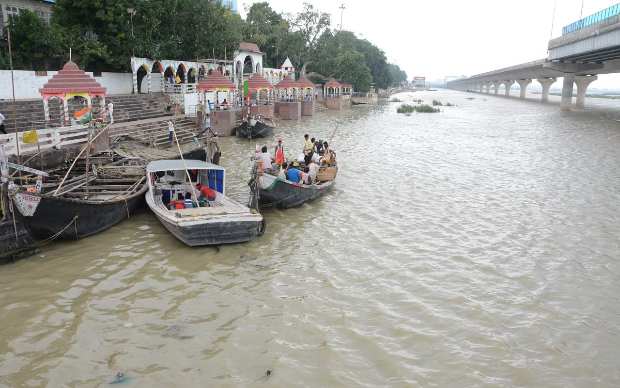 पटना के गंगा घाटों पर छठ को लेकर संशय, बांस घाट, कुर्जी और एलसीटी घाट के रास्ते पर फिर बढ़ा पानी
