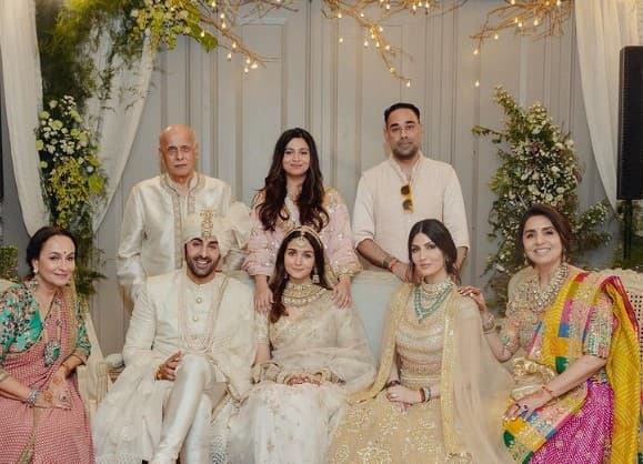 नीतू कपूर ने शेयर की परफेक्ट फैमिली फोटो, रणबीर कपूर- आलिया भट्ट के साथ नजर आए महेश भट्ट