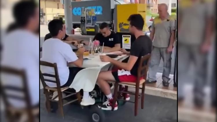 Anand Mahindra Tweet: पेट्रोल पंप पर दिखी विचित्र कार, आनंद महिंद्रा ने वीडियो शेयर कर कही यह बात