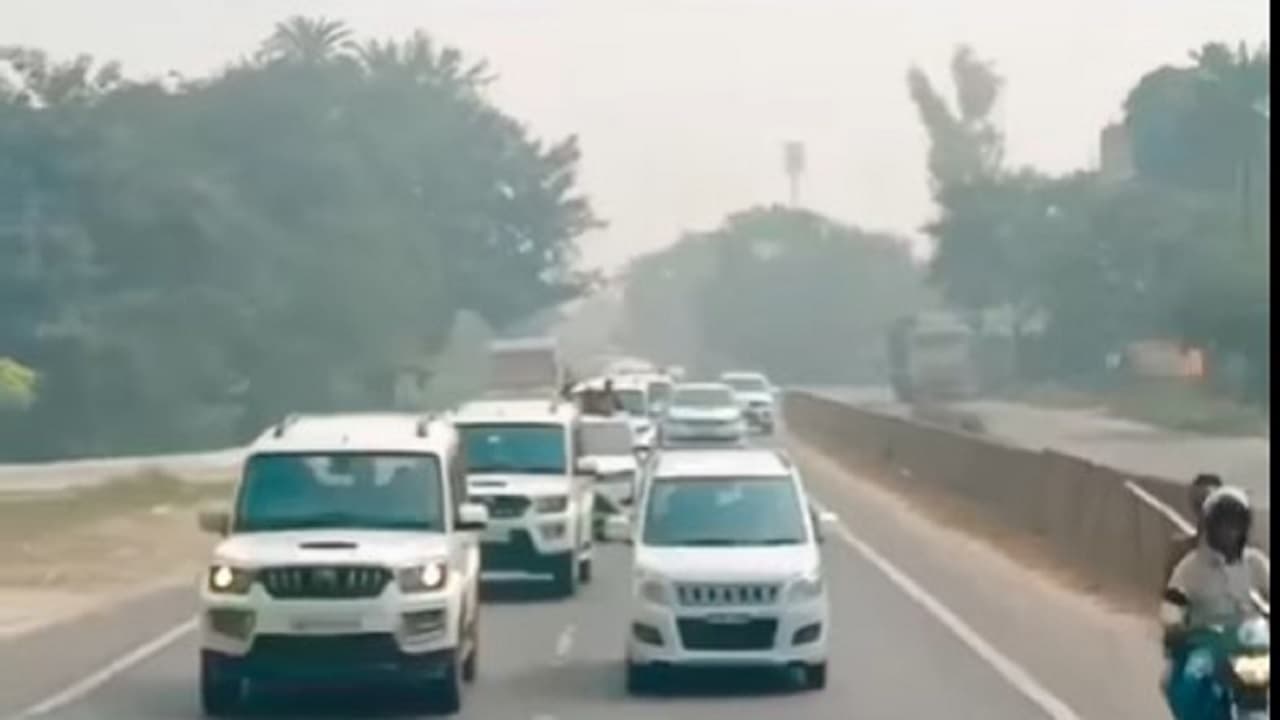 Video: जेल से रिहा हुआ 'खाकी' वेब सीरीज का असली विलेन, 500 गाड़ियों के साथ पहुंचा समर्थकों का काफिला