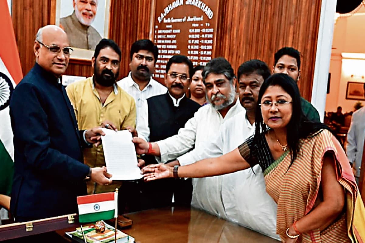 ऑफिस ऑफ प्रॉफिट मामले में राजभवन ने तोड़ी चुप्पी, यूपीए से कहा- शीघ्र करेंगे समुचित कार्रवाई