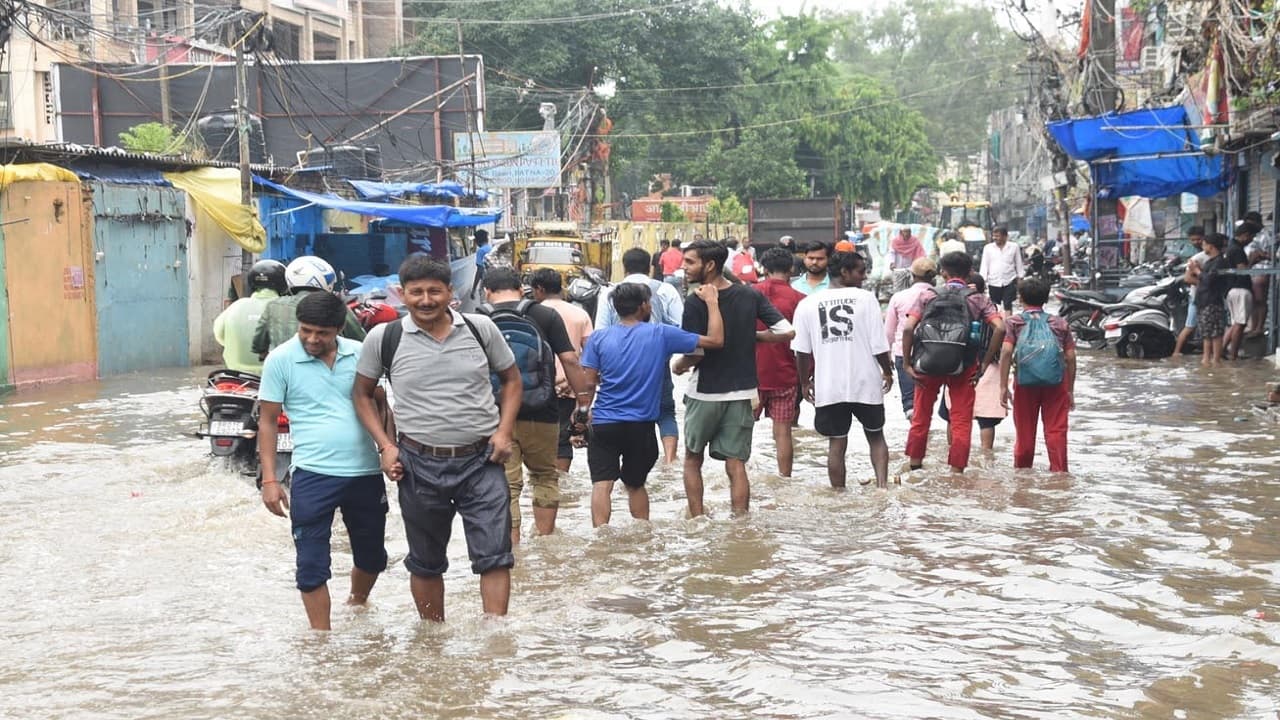 PHOTOS: बारिश से झील बन गयी पटना की सड़कें और कॉलोनी, हैरान करेंगी ये तस्वीरें..