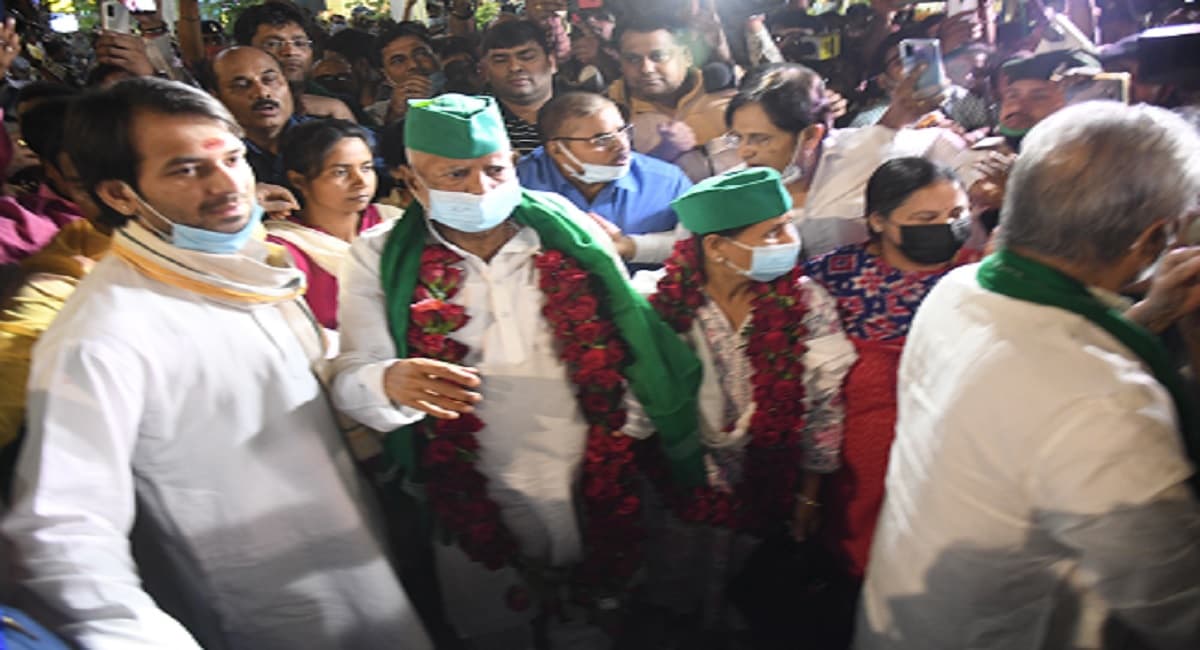 राजद सुप्रीमो लालू प्रसाद आज शाम आ रहे पटना, बिहार में सियासत का चढ़ा पारा