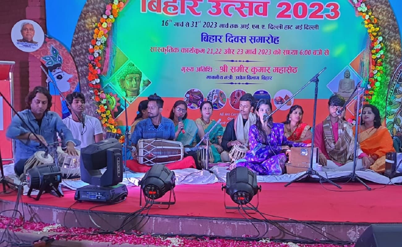 दिल्ली में भी बिहार दिवस की धूम, INA दिल्ली हाट में मैथिली ठाकुर के गीतों पर झूमे लोग