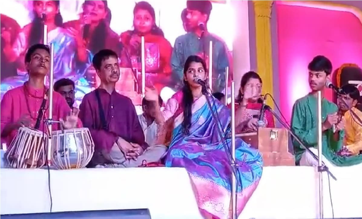 Sonepur Mela Video: हरिहर क्षेत्र मेले में मैथिली ठाकुर ने मचाया धमाल, कार्यक्रम में उमड़ी दर्शकों की भीड़