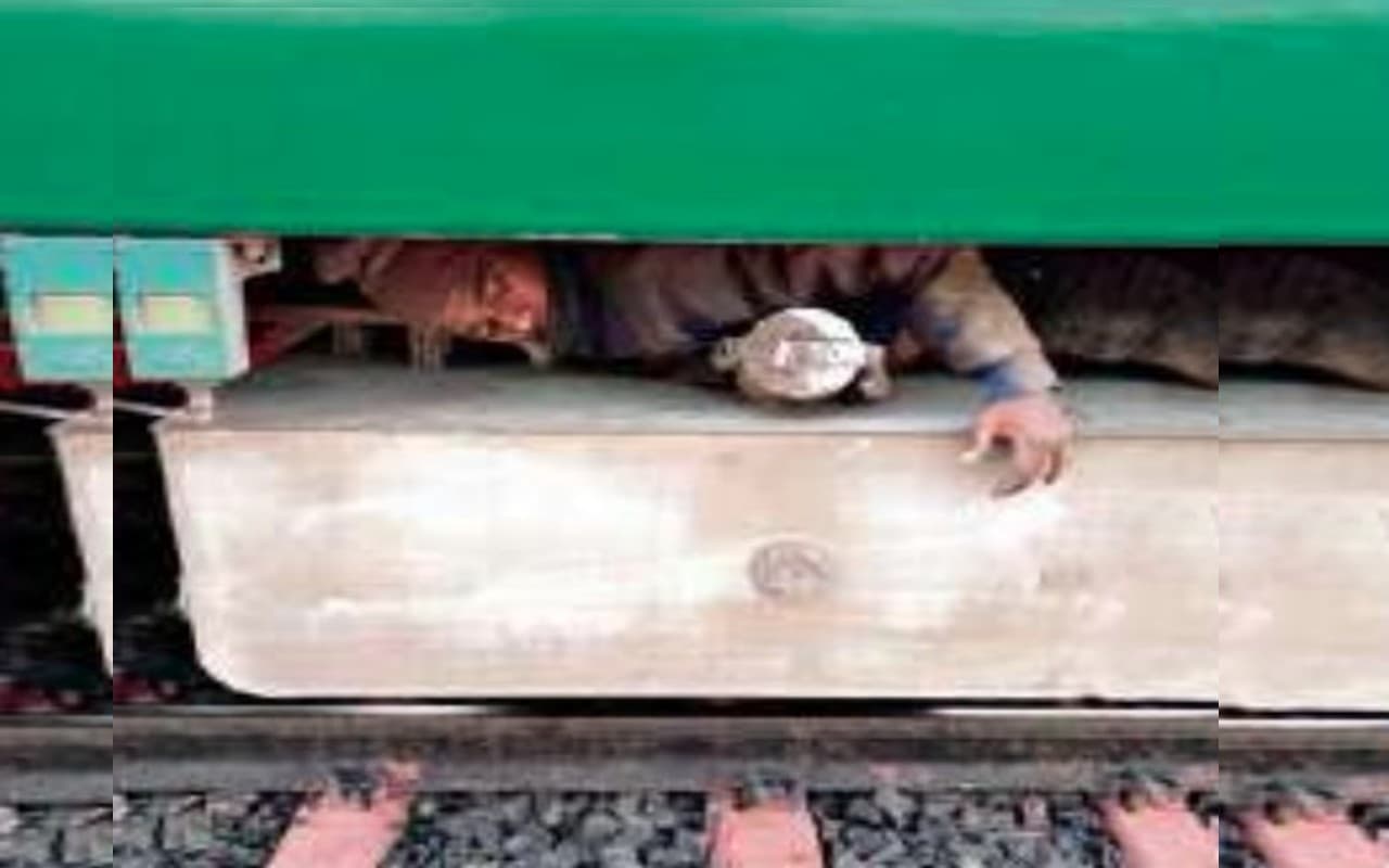 मैत्री एक्सप्रेस : बोगी के नीचे छुपकर बांग्लादेश जा रहा था युवक, सुरक्षाकर्मियों ने दबोचा